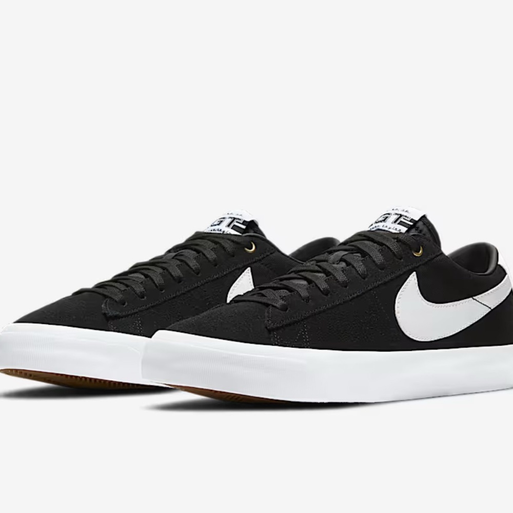 Nike SB Zoom Blazer Low Pro GT 
Skateboarding shoes 
Black suede white accent